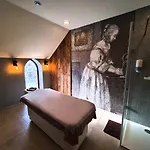 Pod Zamkiem 4*