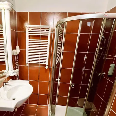Pod Zamkiem Bed & Breakfast 4*